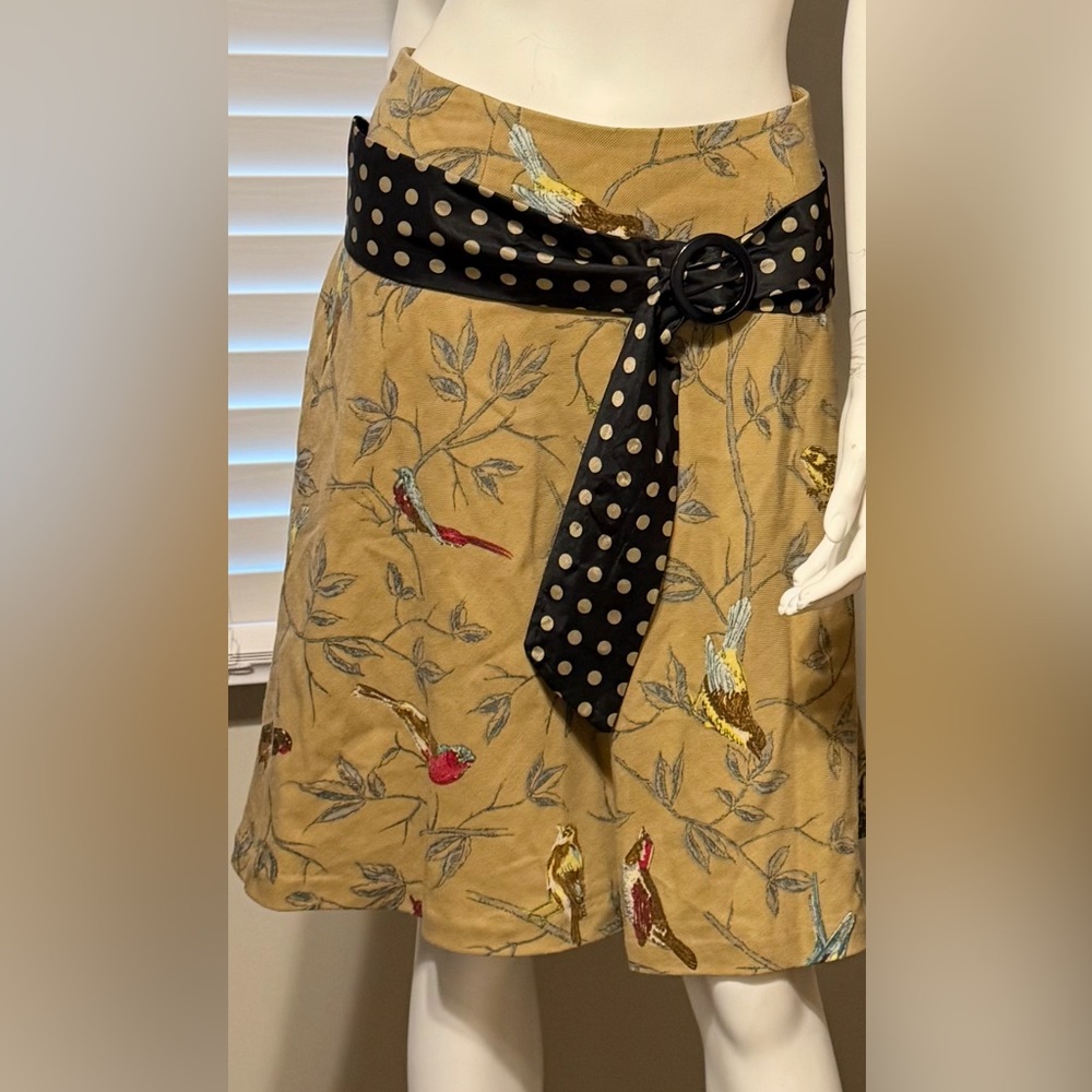 A line skirt with birds